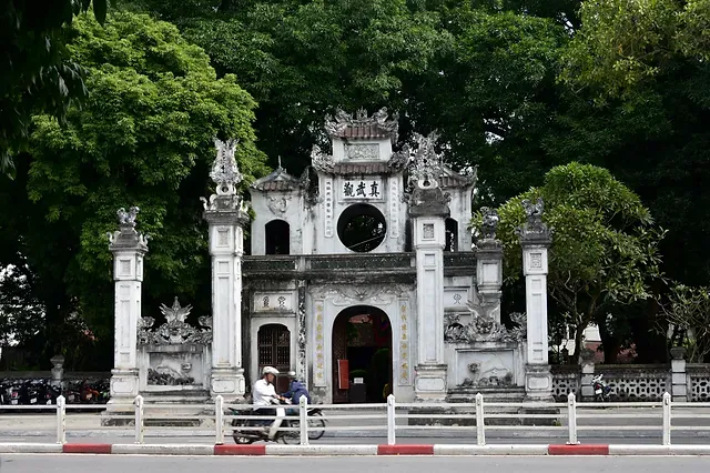 quan-thanh-temple-gate