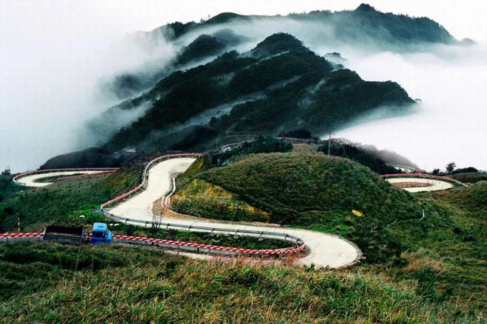 10-days-in-vietnam-itineraryscenic-drive-to-hue-via-the-hai-van-pass 10-days-in-vietnam-itineraryscenic-drive-to-hue-via-the-hai-van-pass