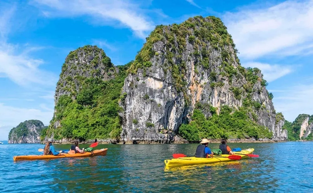 14-days-in-vietnam-itinerary-day-4-5-ha-long-bay-cruise-the-emerald-waters 14-days-in-vietnam-itinerary-day-4-5-ha-long-bay-cruise-the-emerald-waters