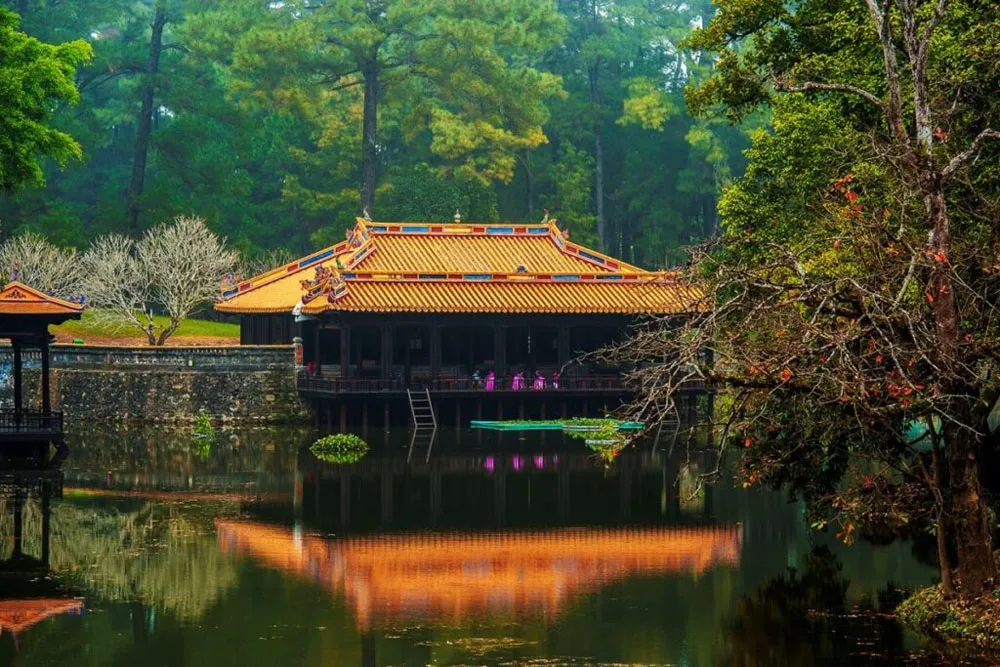 4-days-in-vietnam-itinerary-options-day-2-tombs-and-pagodas 4-days-in-vietnam-itinerary-options-day-2-tombs-and-pagodas