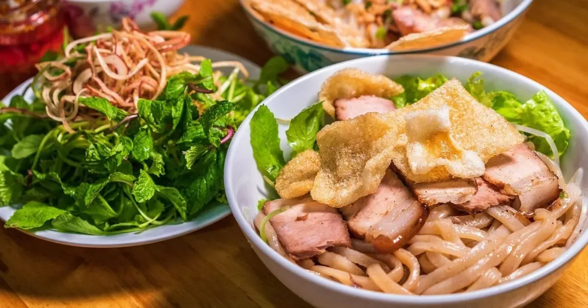 cao-lau-hoi-ans-legendary-noodle-dish cao-lau-hoi-ans-legendary-noodle-dish