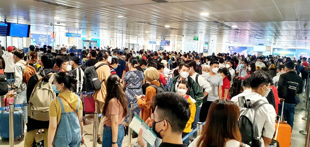 crowd-in-tet-lunar-new-year crowd-in-tet-lunar-new-year
