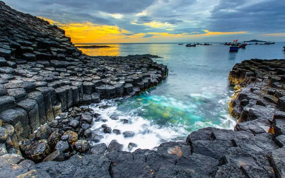 phu-yen-coastal-peace-and-natural-beauty phu-yen-coastal-peace-and-natural-beauty