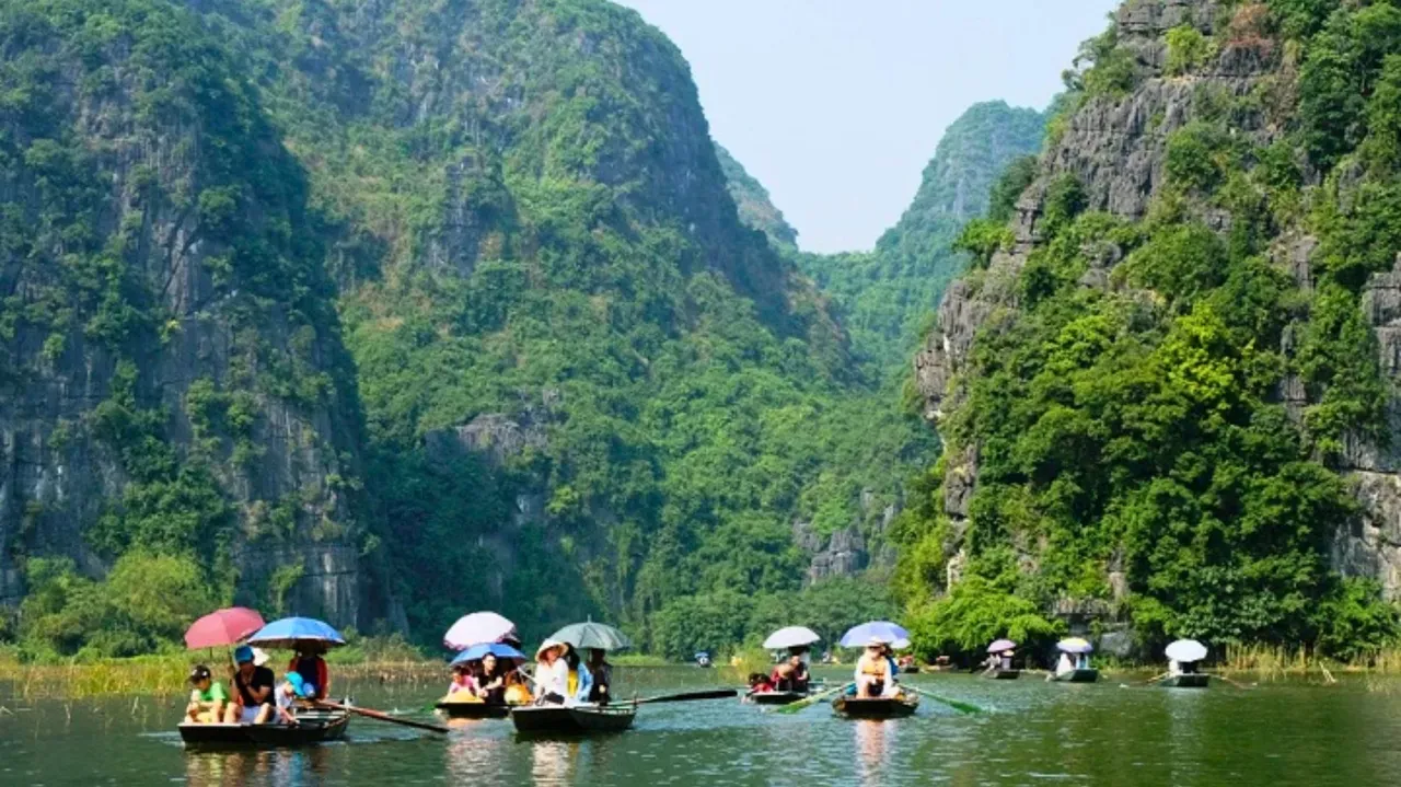 tam-coc-quiet-beauty-and-boat-rides