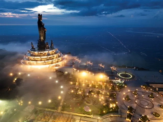 Tay-ninh-temples-and-mountain-views