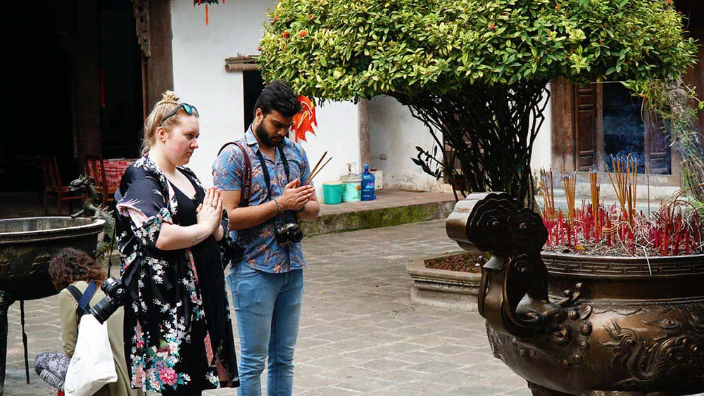 tip-when-visit-at-Religious-Sites-in-Vietnam tip-when-visit-at-Religious-Sites-in-Vietnam