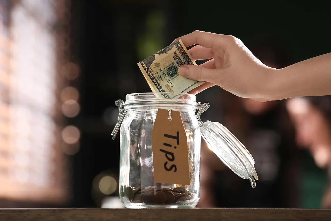 tipping-tip-when-travel-vietnam tipping-tip-when-travel-vietnam