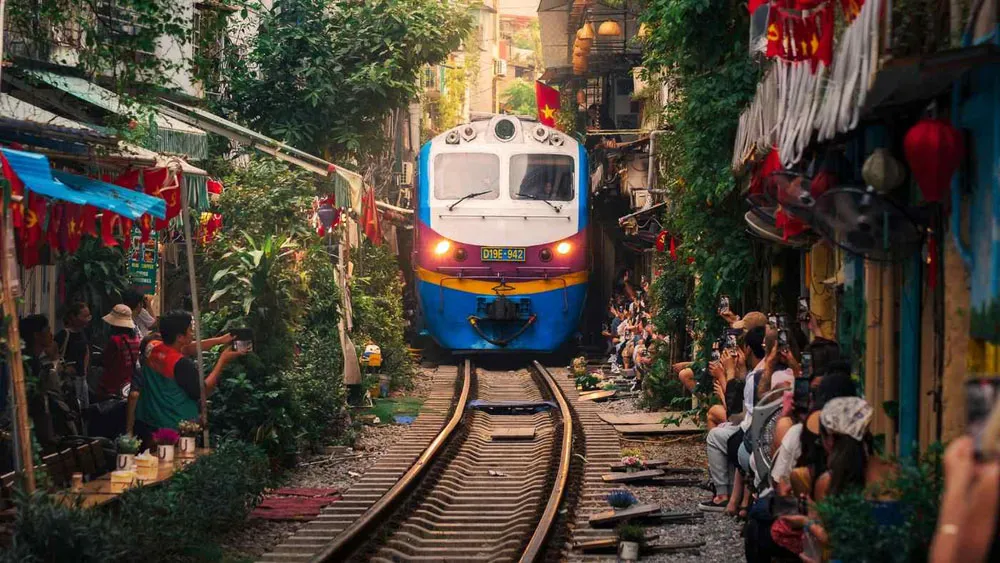 viet-nam-adventure-train-street viet-nam-adventure-train-street