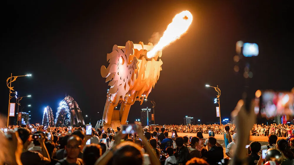 vietnam-best-city-to-visit-da-nang-dragon-bridge-fire-show