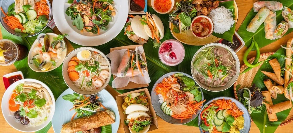 vietnam-family-eating-local-food