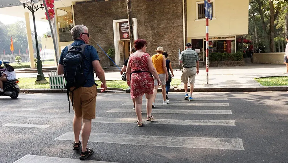vietnam-travel-guide-to-cross-the-street