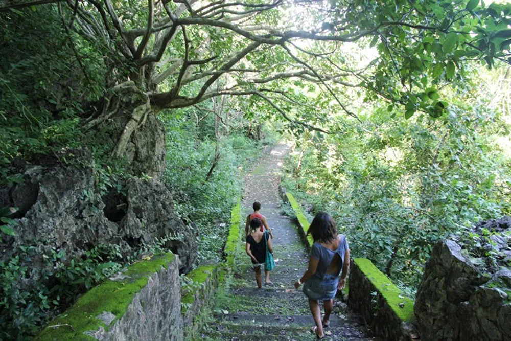 climb-the-300-steps-to-phnom-sampeau