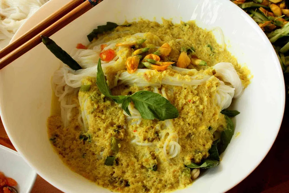 nom-banh-chok-khmer-noodles-eaten-for-breakfast-with-fresh-herbs-and-green-curry