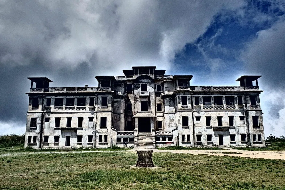 visit-the-ghostly-ruins-of-bokor-hill-station