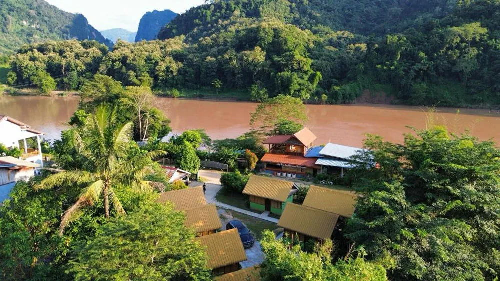 nong-khiaw-bungalows-along-the-river-with-mountain-views nong-khiaw-bungalows-along-the-river-with-mountain-views