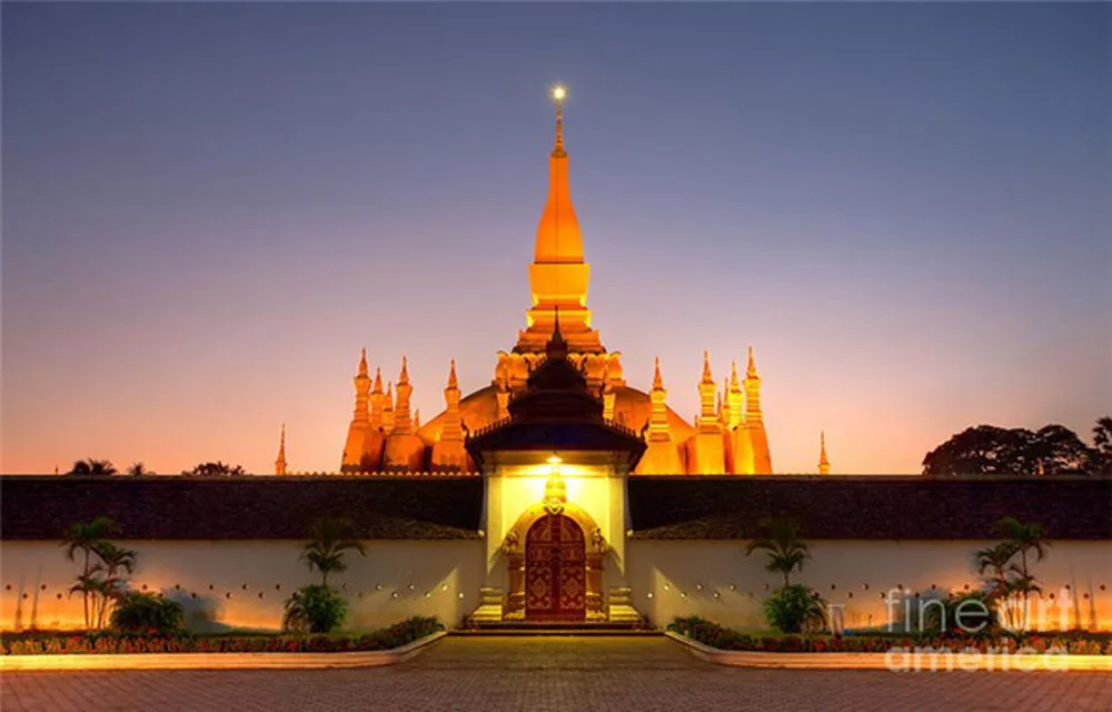 watch-the-sunset-at-that-luang watch-the-sunset-at-that-luang