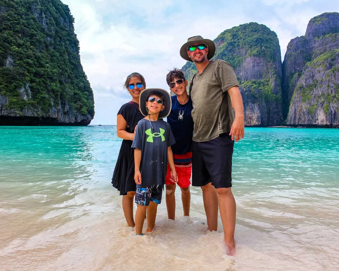 family-wandering-island-thailand