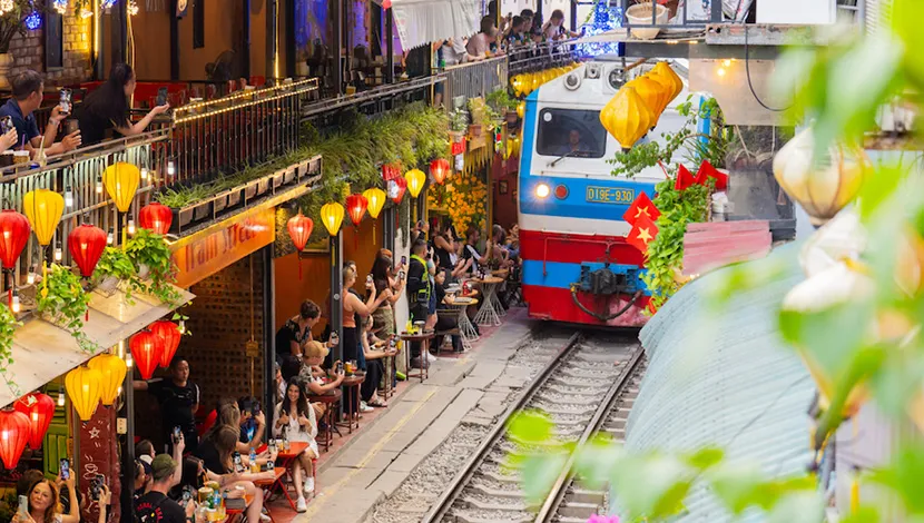 hanoi-train-street