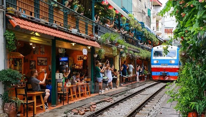 hanoi-train-street1